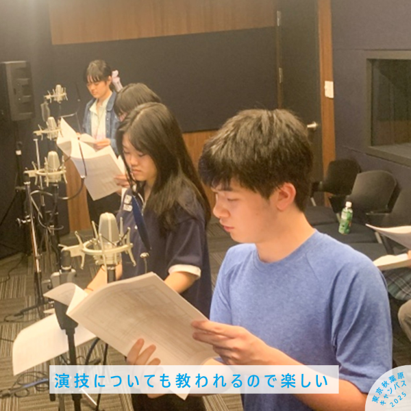 アフレコ体験をするSくん