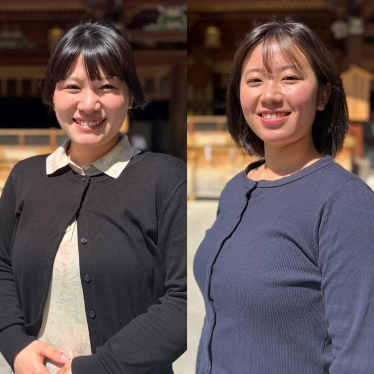 新任の二人がキャンパス付近の神社前で撮ったコーチ紹介写真
