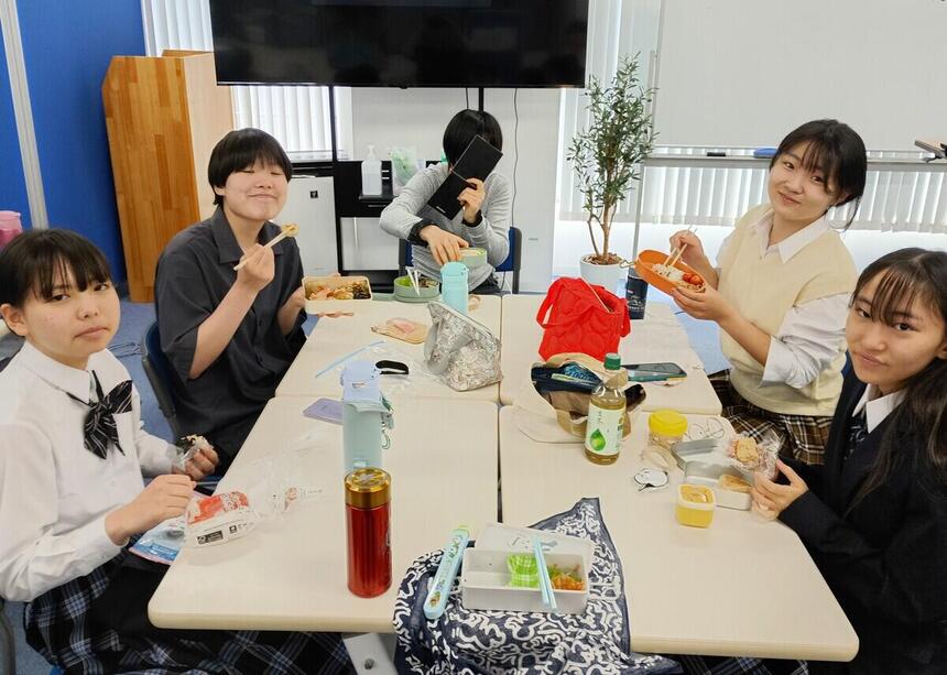お昼休みに生徒がご飯を食べている様子 