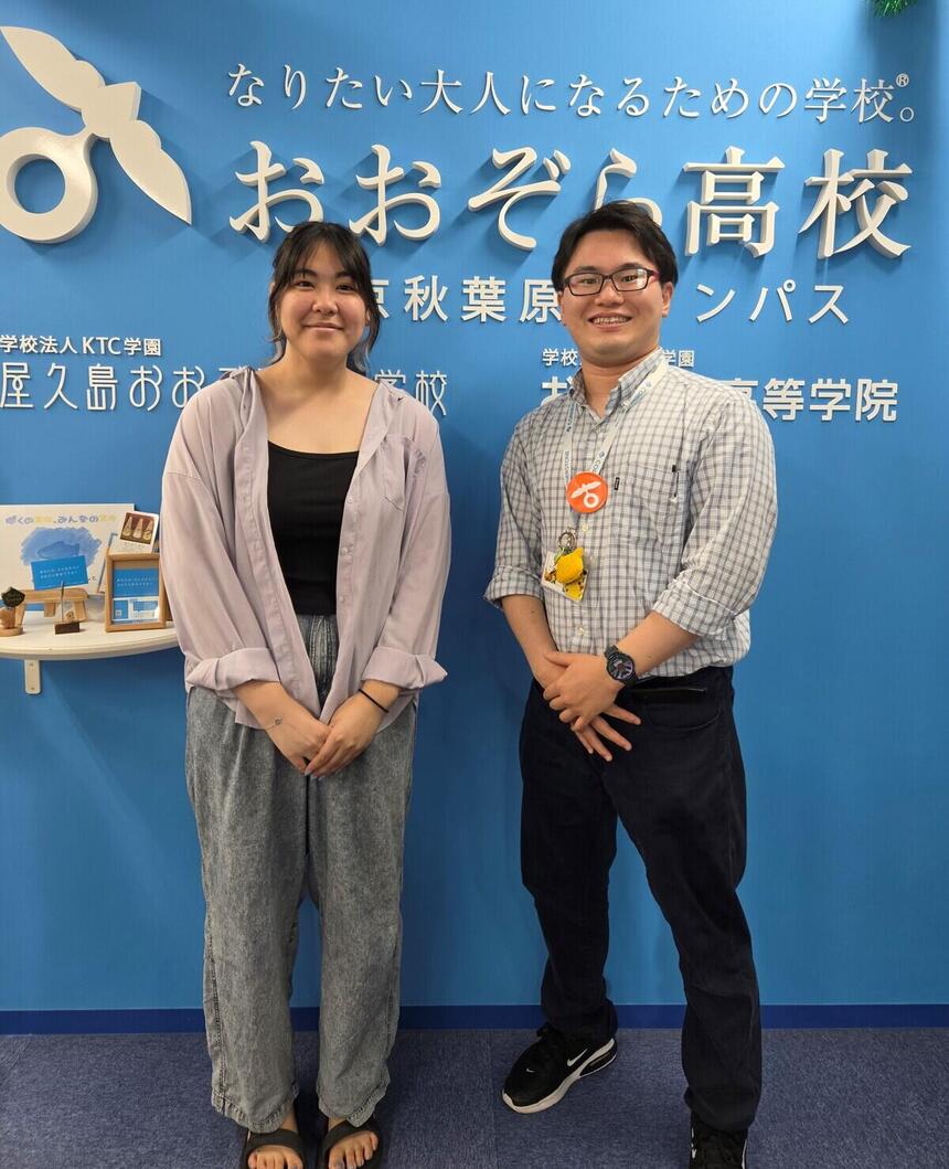 進路が決まった生徒とマイコーチがキャンパスで撮った写真