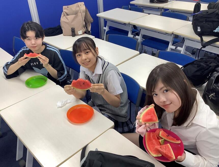 生徒がキャンパスのみらいの架け橋レッスン®でスイカを食べている様子