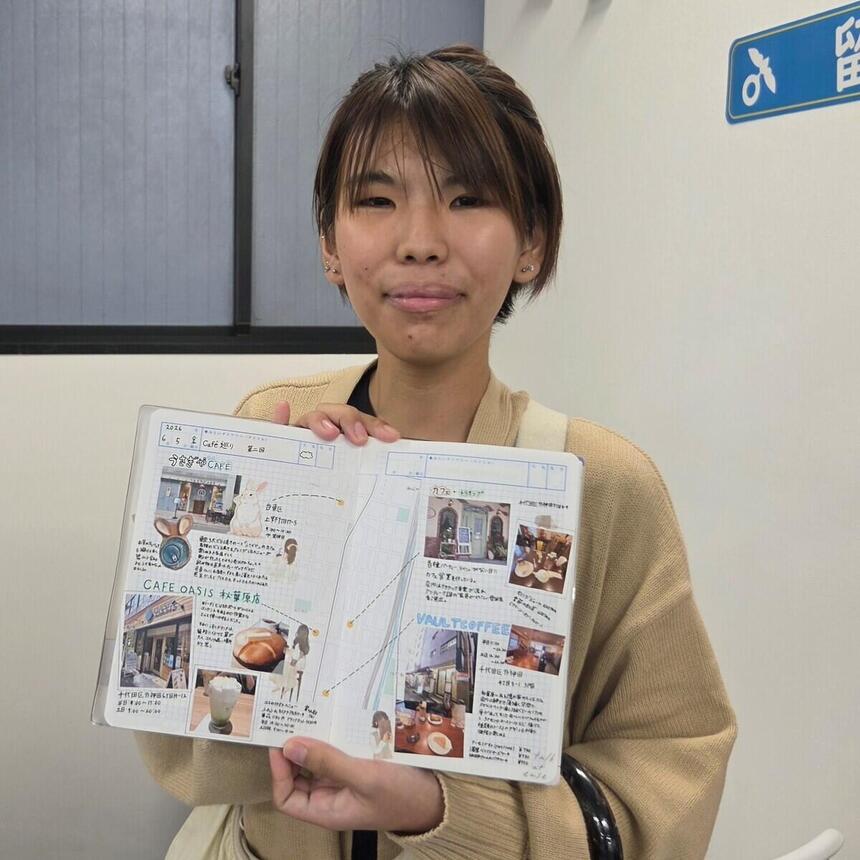 生徒がキャンパスでみらいノート®のおすすめページを見せているところの写真