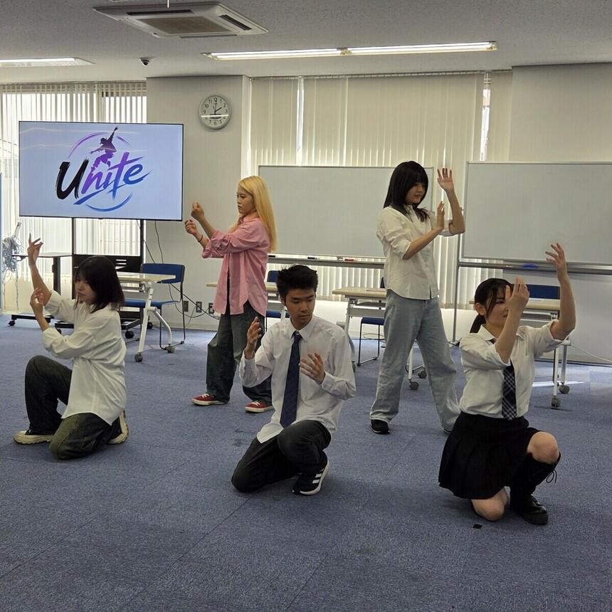 生徒がキャンパスでダンス練習をしている風景