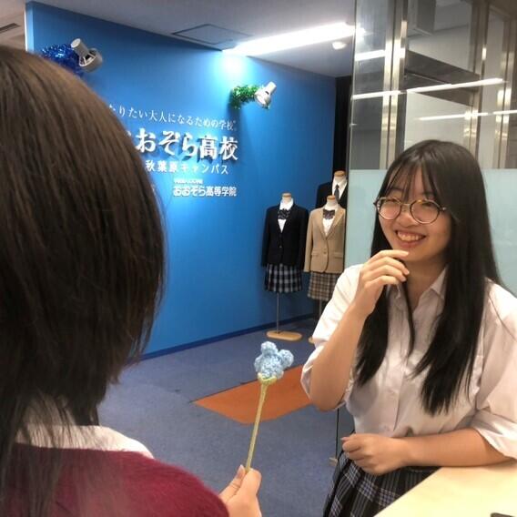 普段どんな様子でキャンパス生活を送っているのかインタビューしている様子