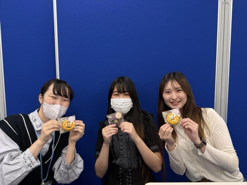 キャンパスで生徒とコーチが生徒の作ってきたクッキーを持っているところ