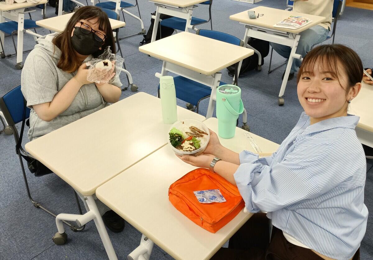 机をくっつけてみんなでご飯を食べる様子
