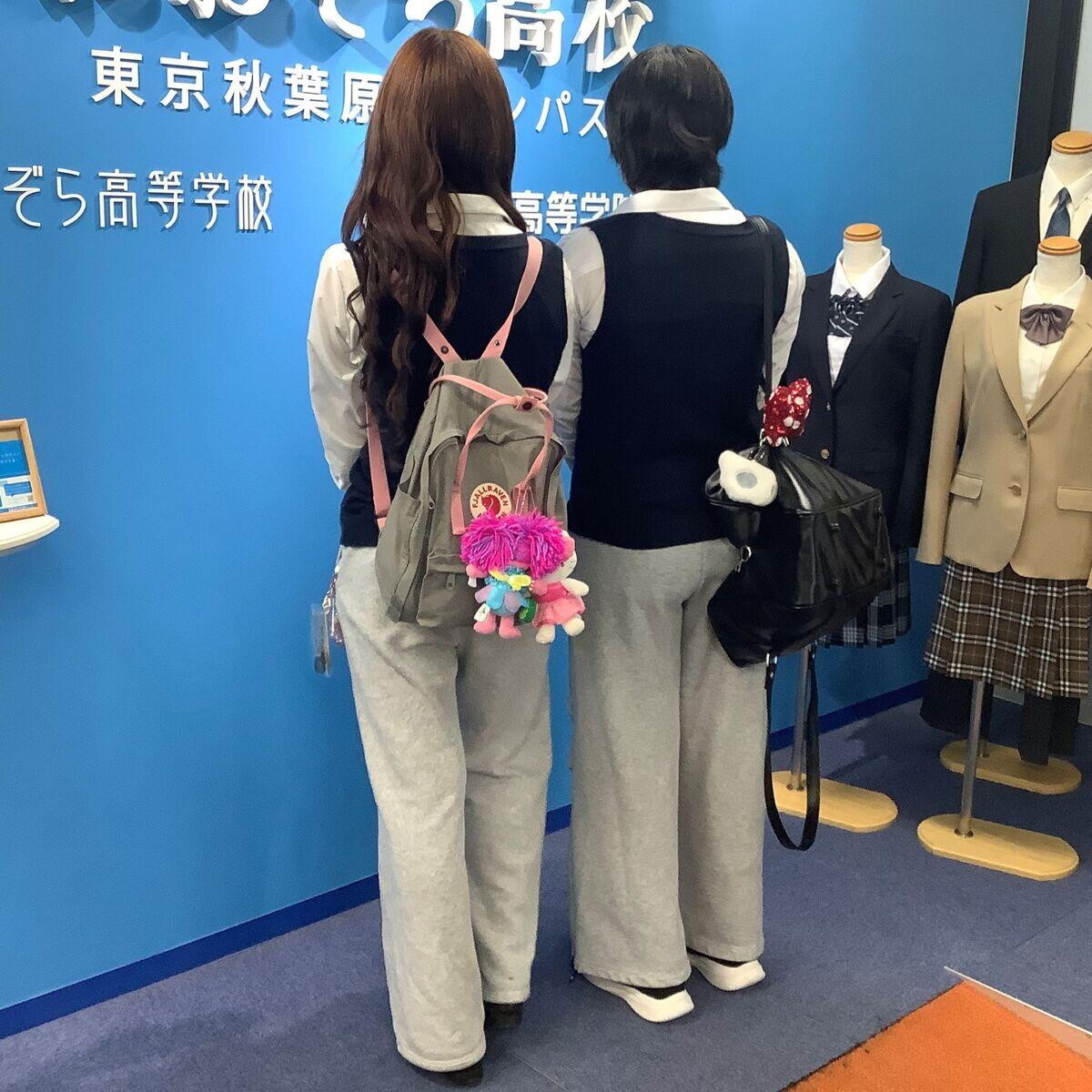 リュックやキーホルダーでアレンジしたバッグを持った生徒