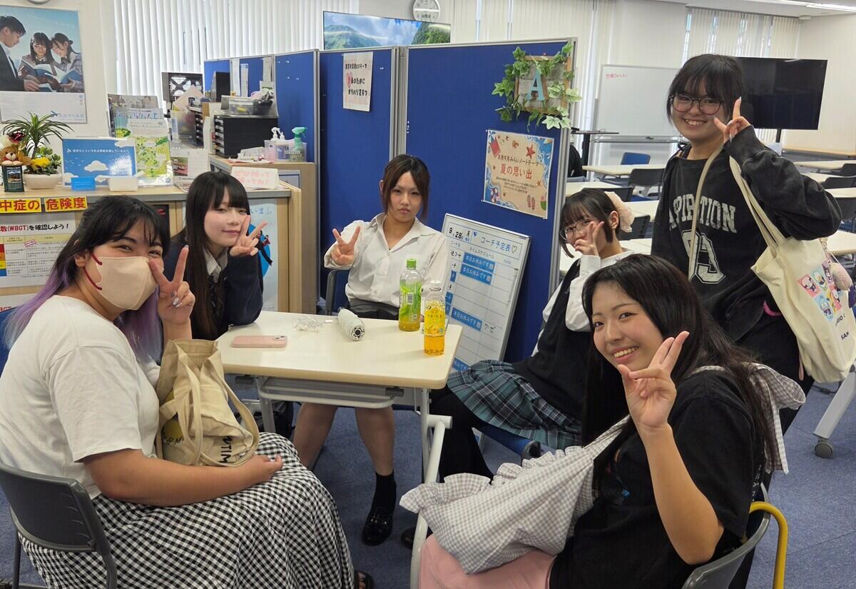 友だちとの時間を楽しんで過ごしている生徒
