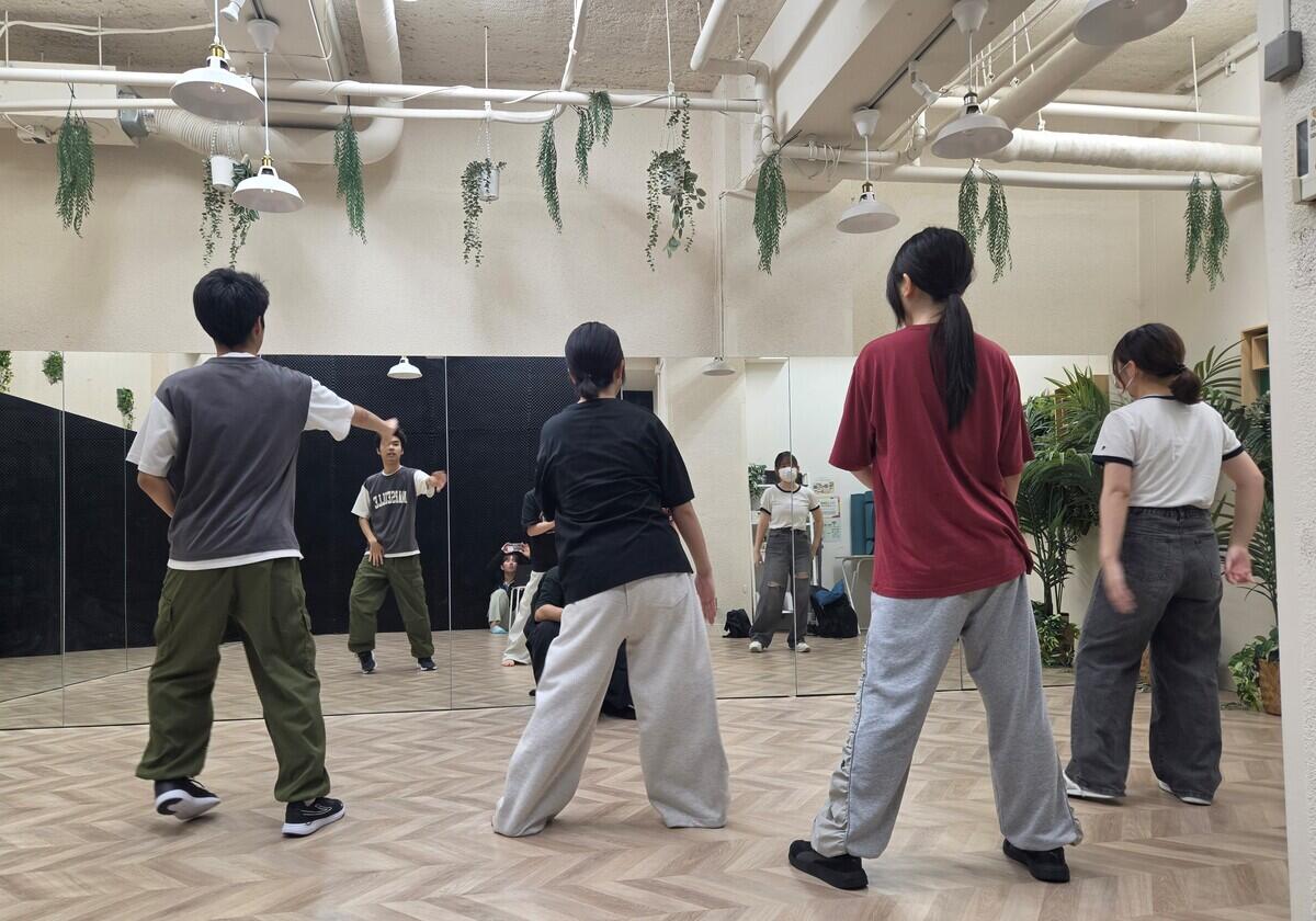 生徒がキャンパスでダンス練習をしている風景