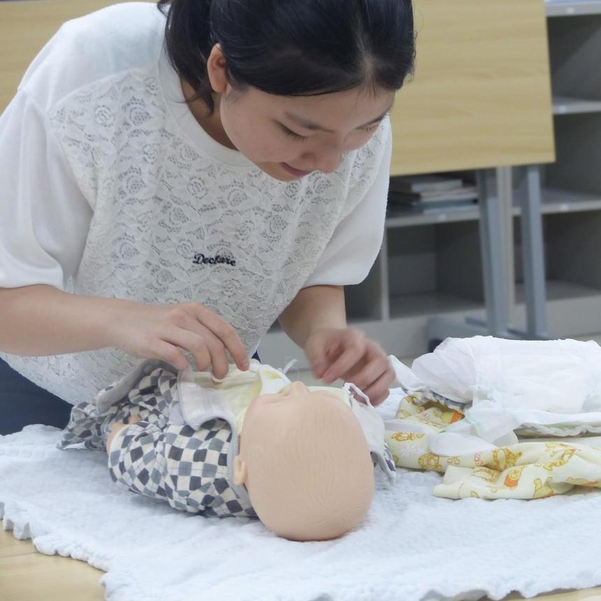 保育実習中の女子生徒