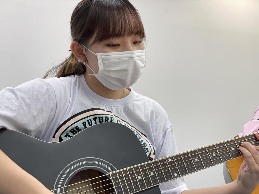 ギターを弾く女子高生