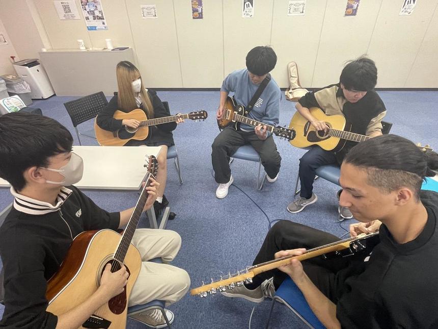 ギターを弾く生徒たち