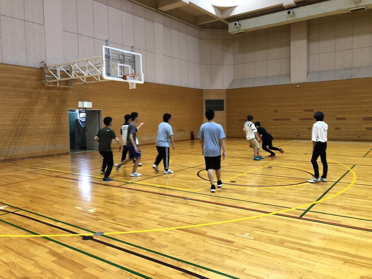 バスケットボールをする生徒