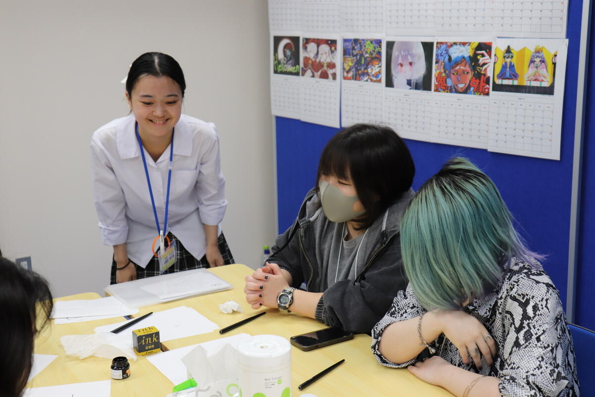 オープンキャンパス当日お手伝いしてくれた在校生の様子