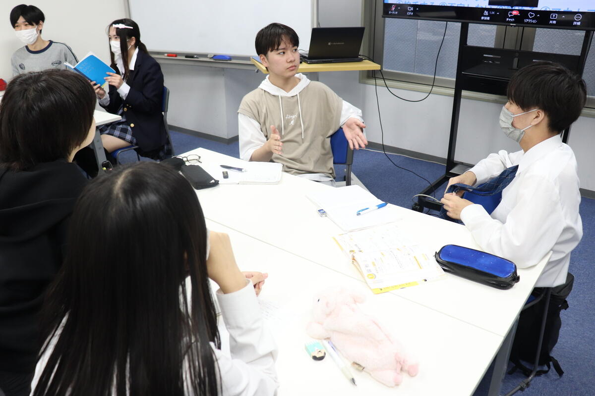 学年混合でグループワークをしている様子