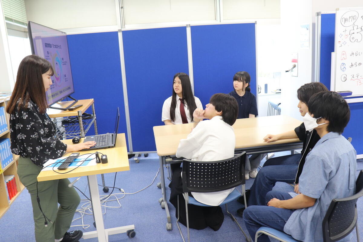 キャンパスイベントで在校生が進学ブースを体験している様子
