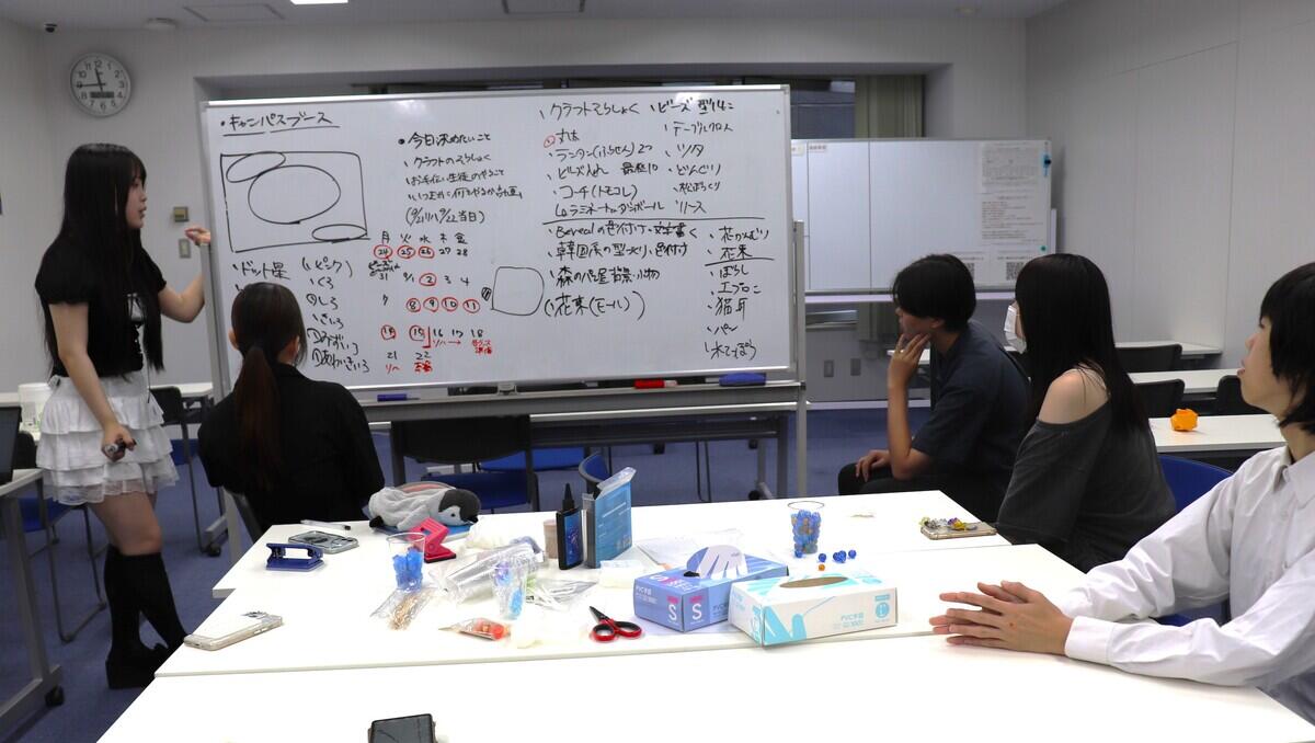 ブース担当の生徒がアイデアを議論している様子