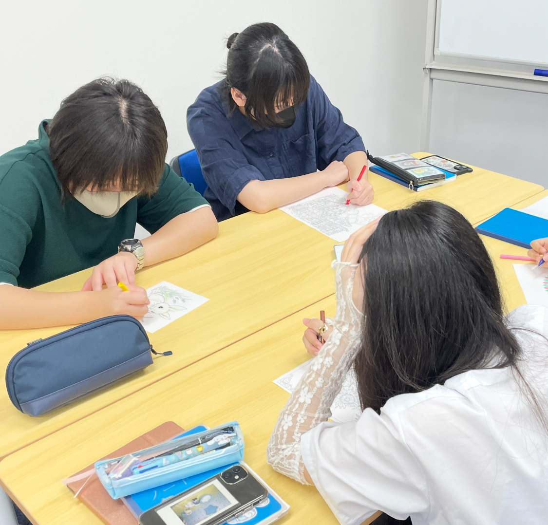 好きな絵に好きな色を乗せて楽しむ生徒