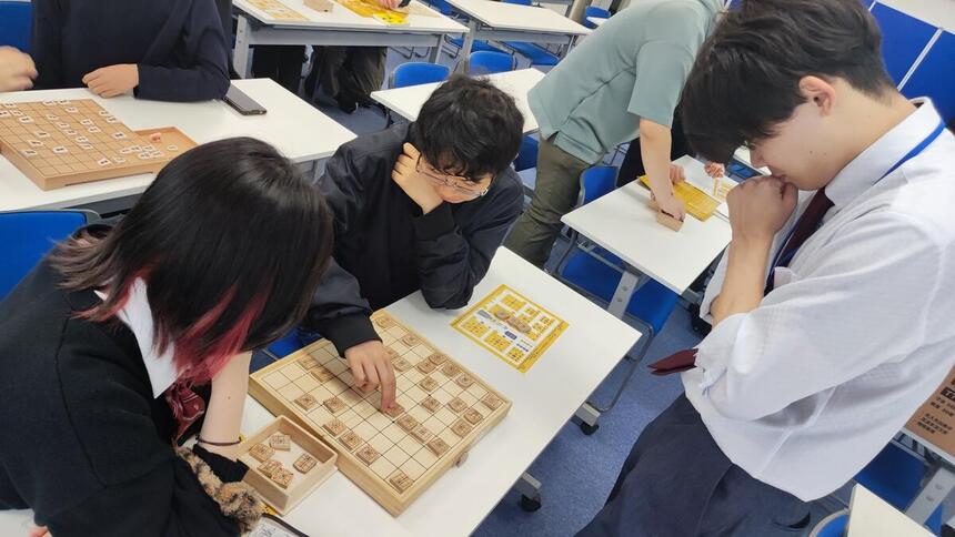 将棋をしている生徒