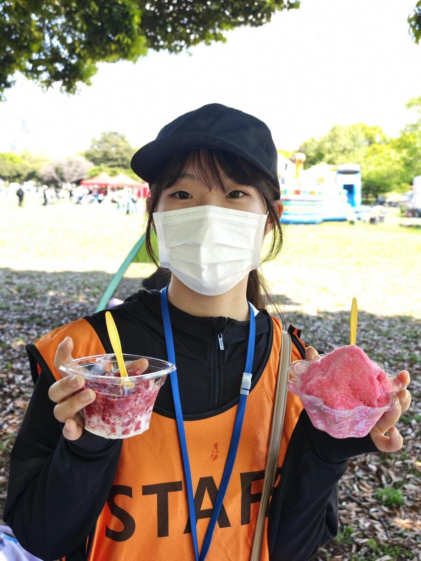 イベントスタッフとなってかき氷をもって楽しんでいる生徒