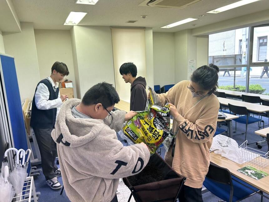花壇を作成しながらハーブを楽しんでいる生徒