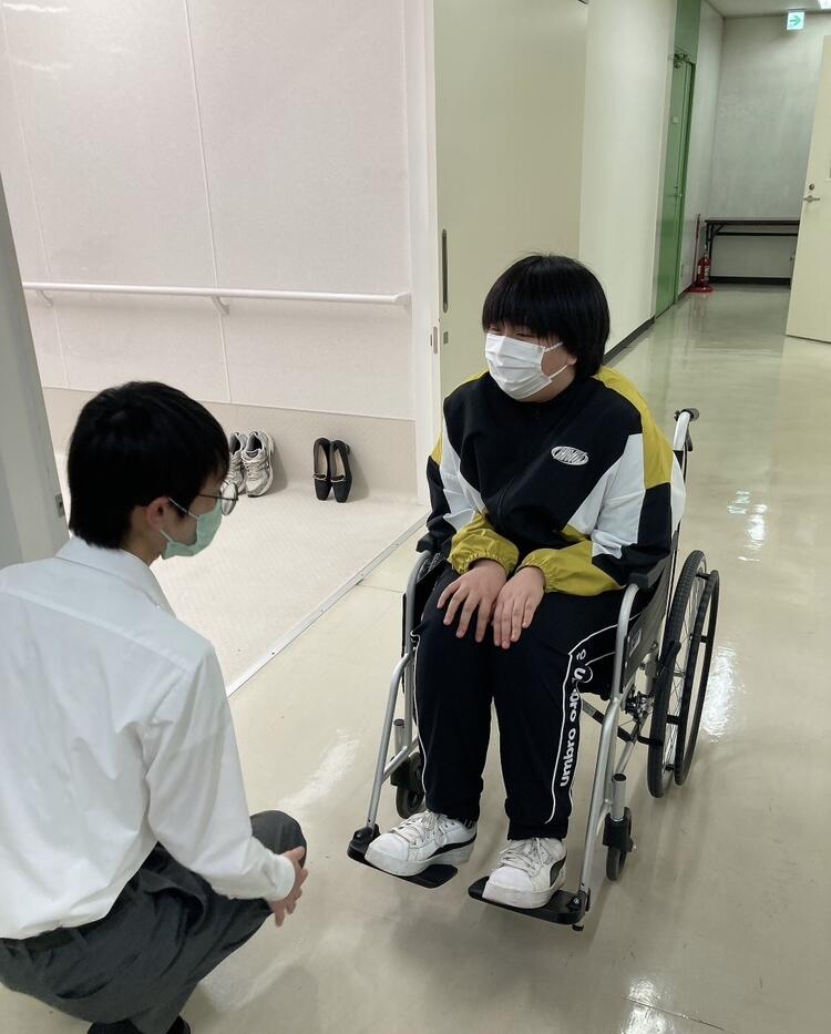 車いすに乗っている生徒とガイドをしている生徒が向かい合っている