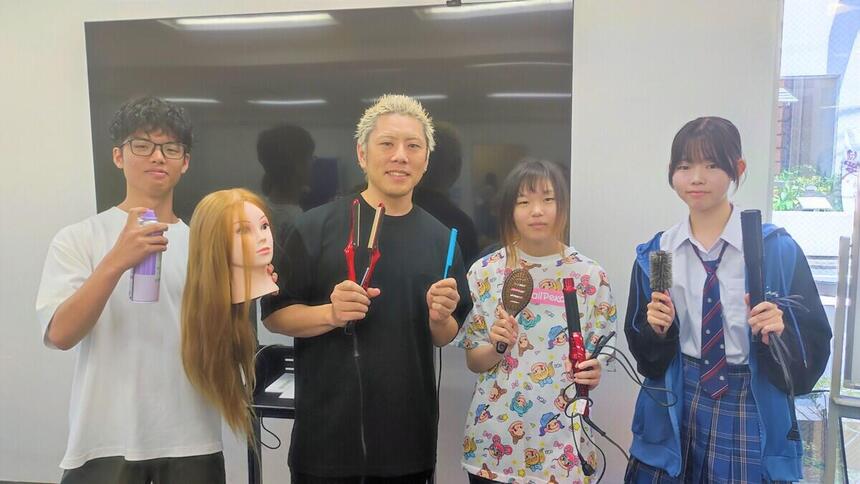 講師と生徒一緒に頑張っています