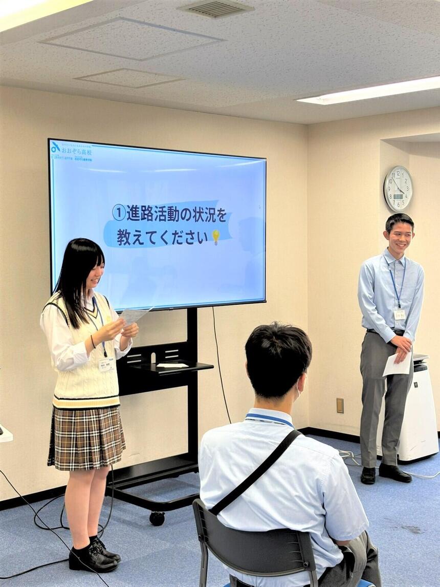 女子生徒と男子生徒が前で発表している様子