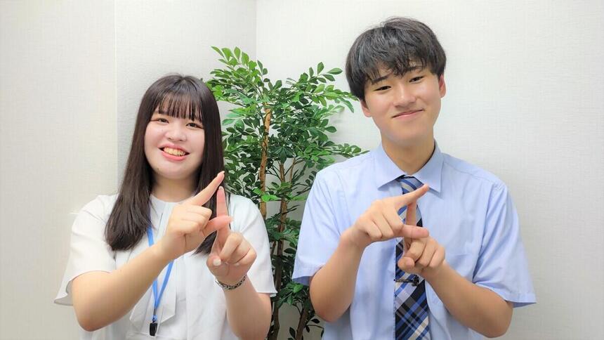 男女が手話で「千葉」をあらわしている様子