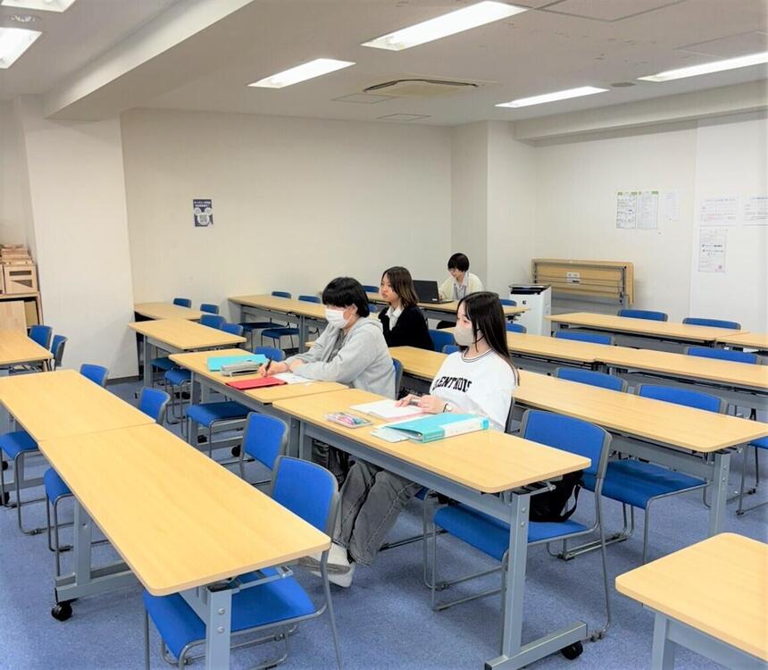 講義内容を真剣に受講している女子生徒3名