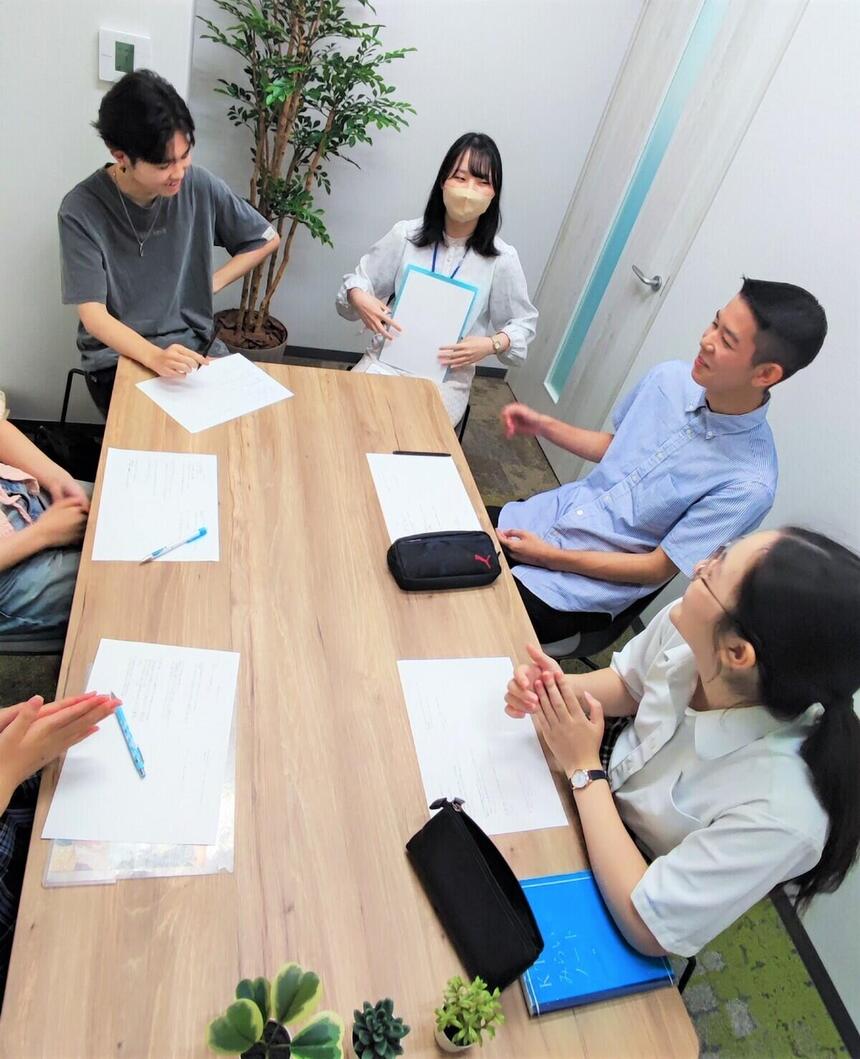 コーチと生徒が語らっている様子