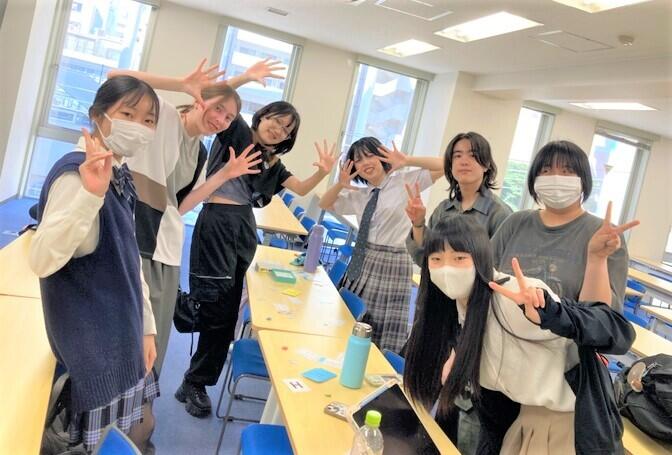 7名の高校生がポーズを取っている様子