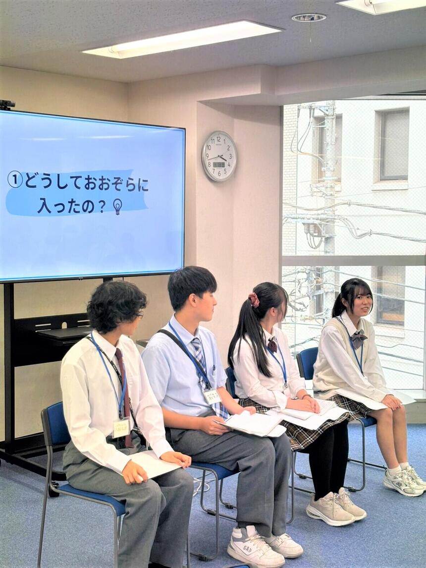 生徒が4名インタビューに答えている様子