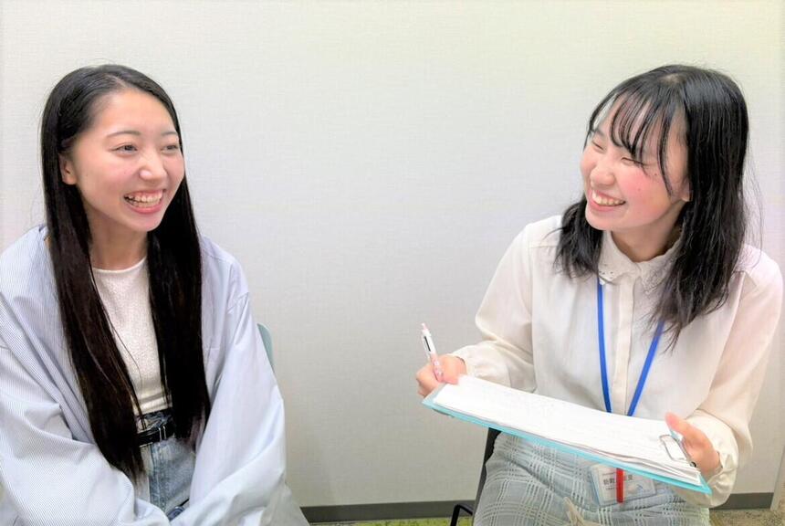 コーチと女子生徒が向かい合って笑いあっている