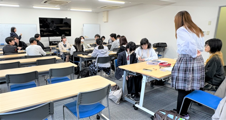 生徒が話し合っている様子