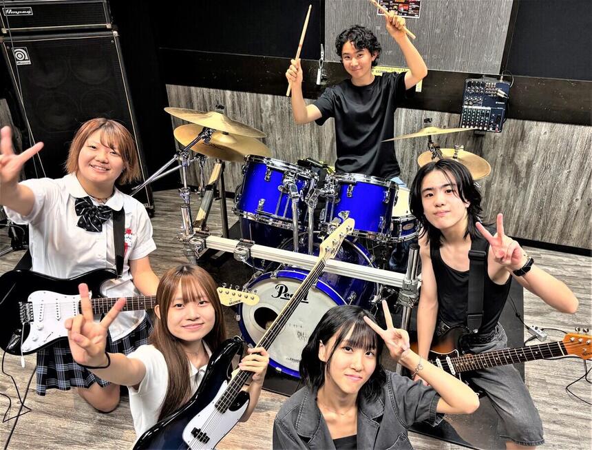 5人のバンドメンバーでポーズをしている