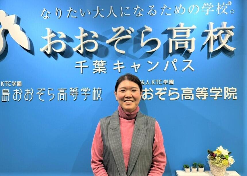 女性スタッフが一人で写っている様子