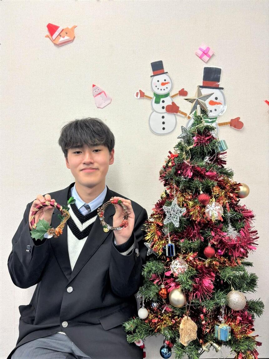 ミニリースを持った男子生徒　