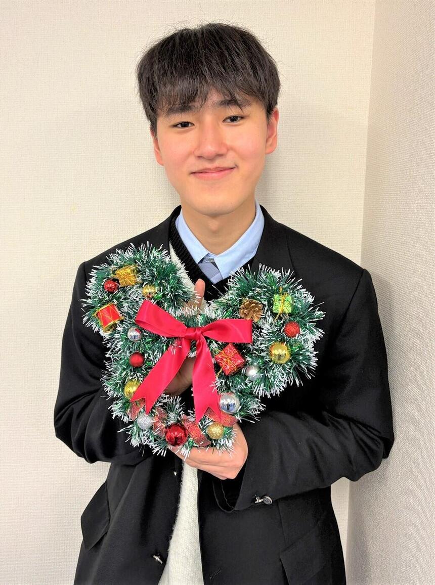 リースを持った男子生徒