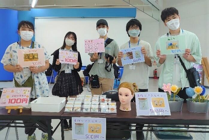 ５名の生徒が商品POPを持っている様子