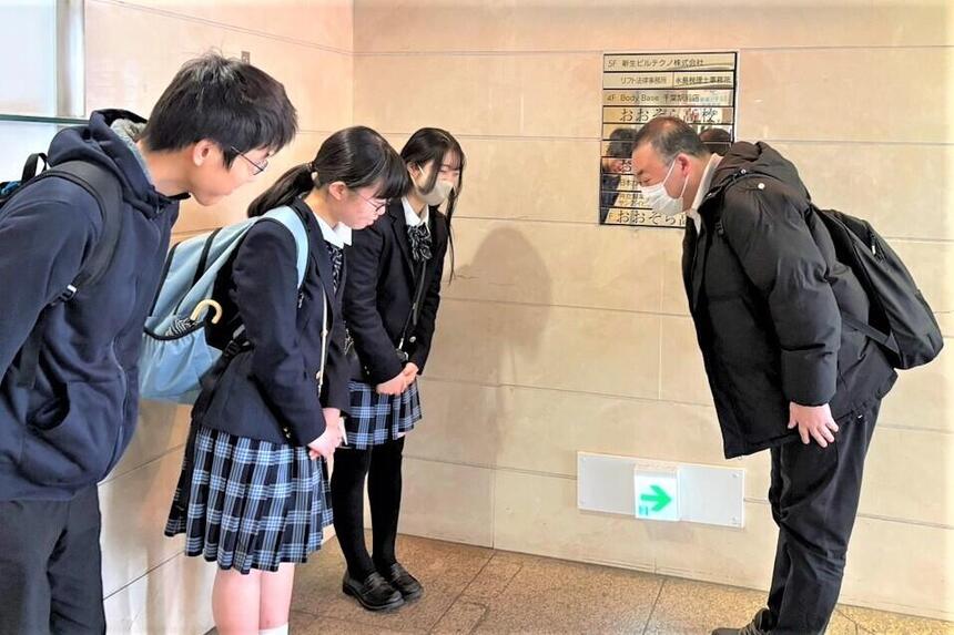 生徒とコーチが挨拶している様子