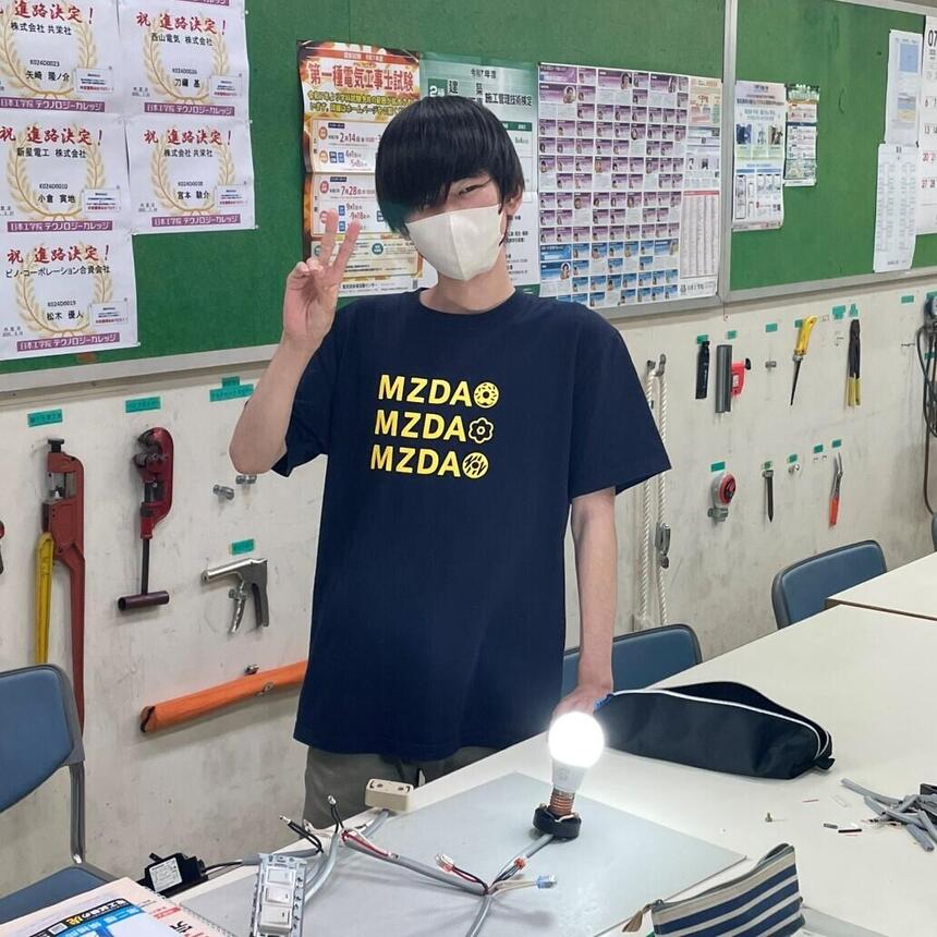 男子生徒がポーズをしている姿