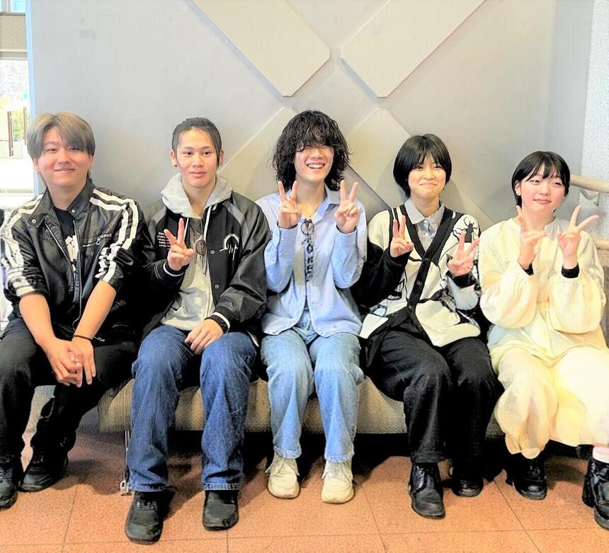 演奏後HARUバンドメンバーがポーズしている