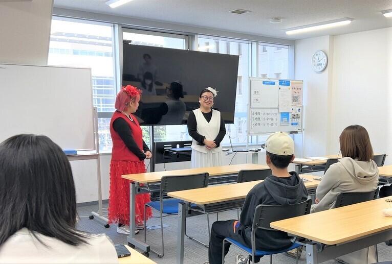 千と桂さんが人前でパフォーマンスしている様子