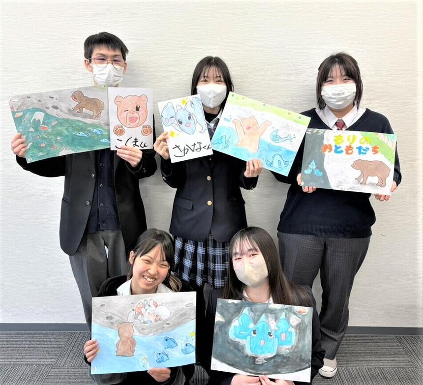 生徒5名が自作の紙芝居を持っている様子