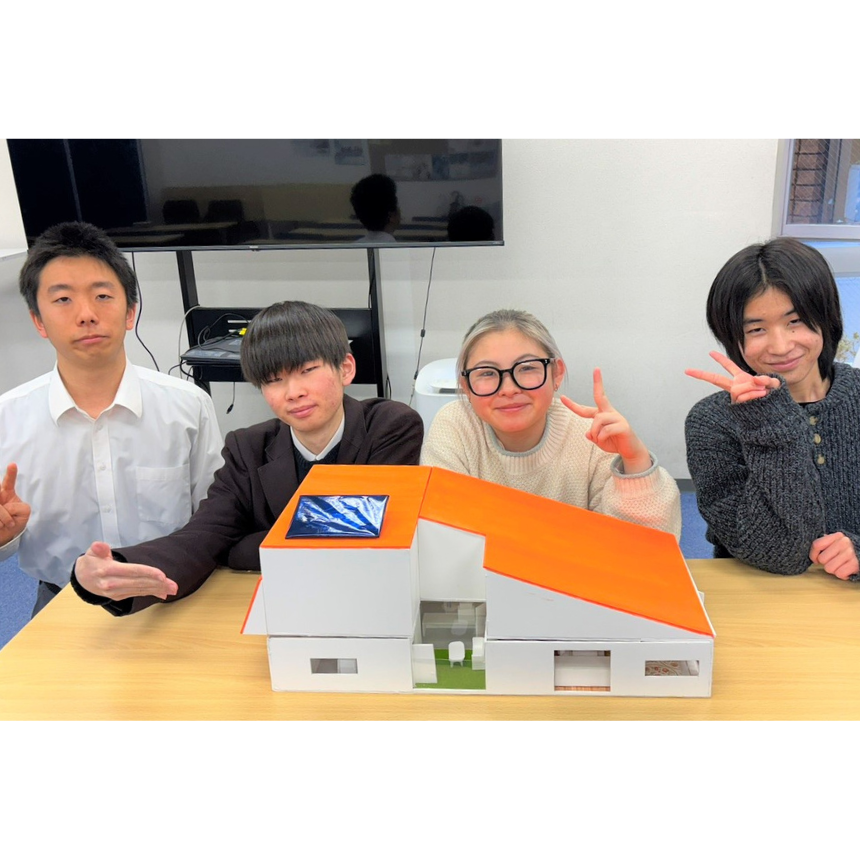 模型と共に生徒がポースを取っている様子