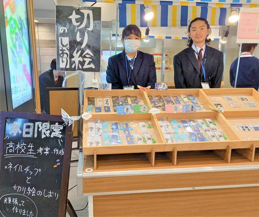 生徒2名が物販にて対応している様子