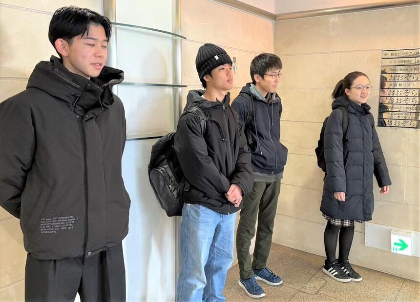 おおもり隊＆つながり隊の生徒が挨拶運動をしています