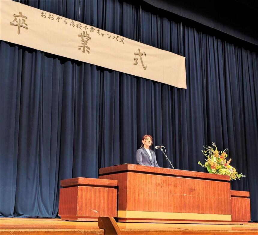 卒業式典にて式辞を伝える様子