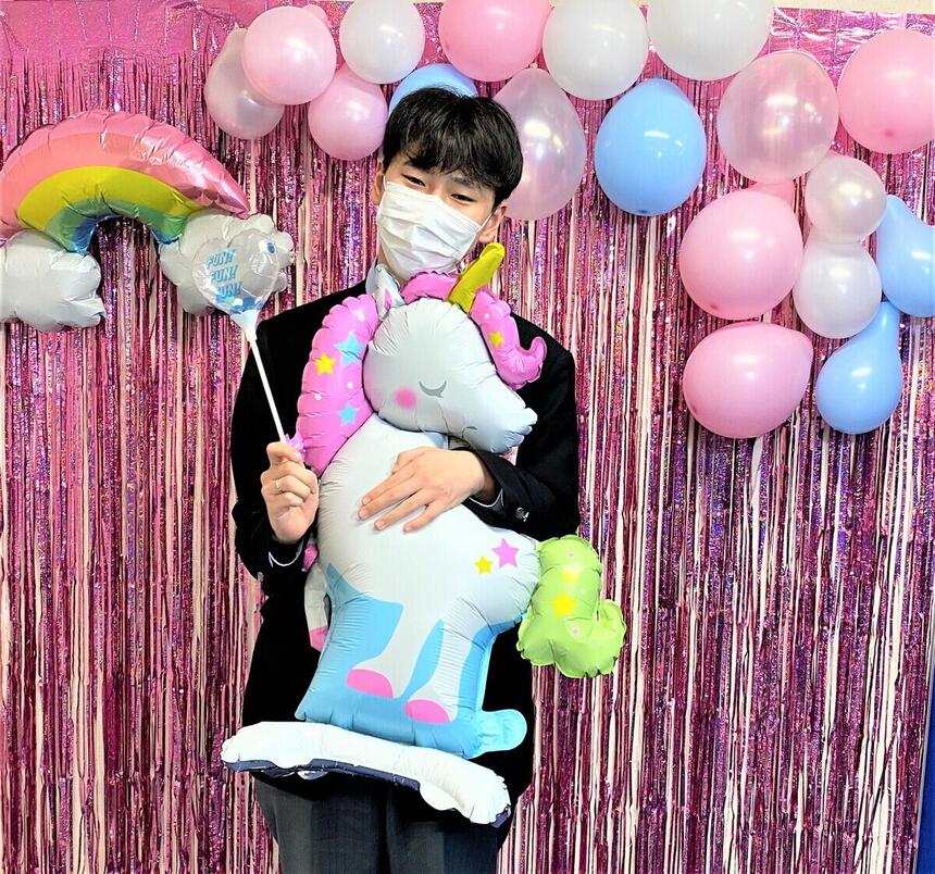 フォトスポットにてポーズを取る男子生徒